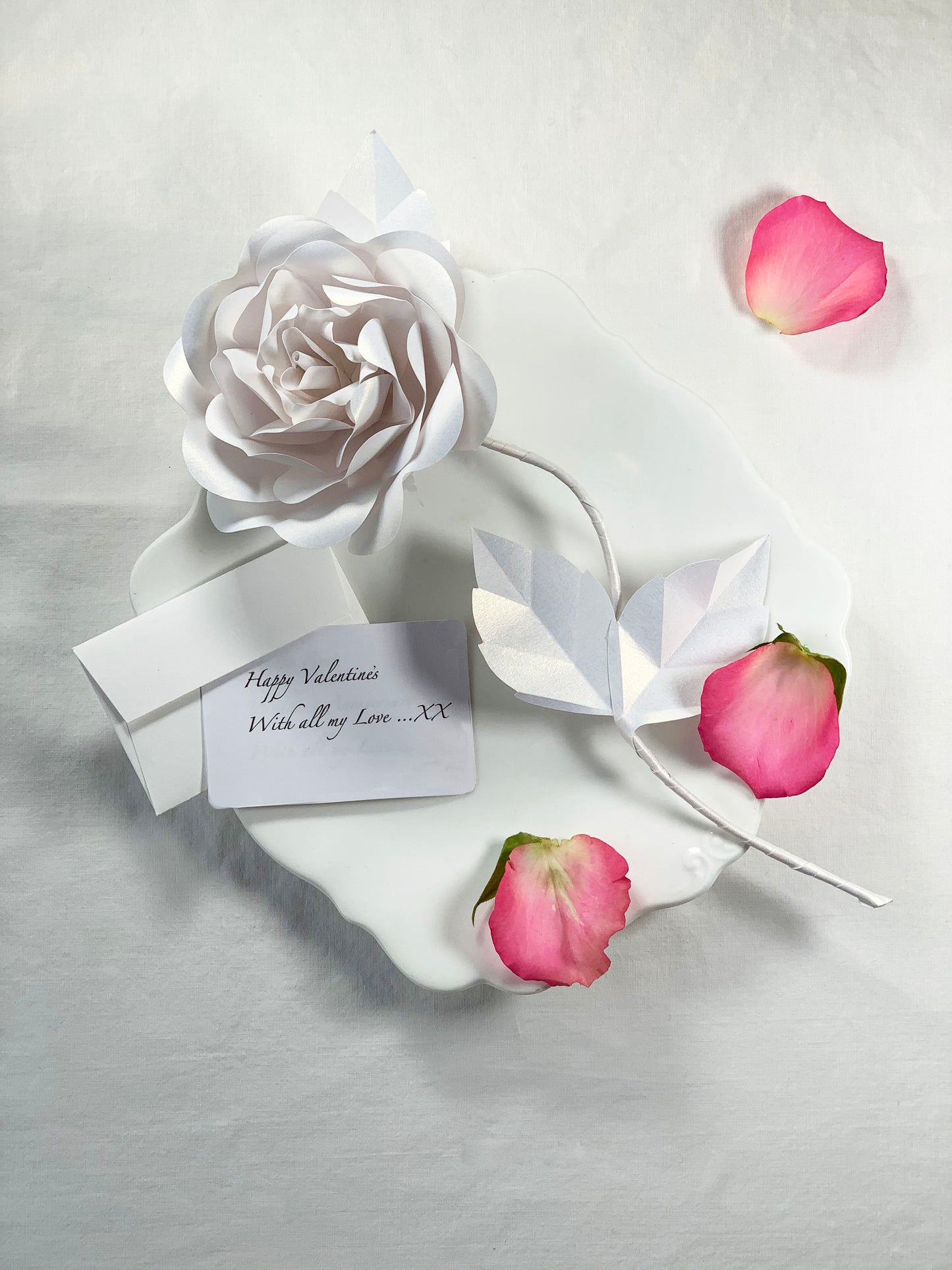 永遠のホワイトペーパーローズ