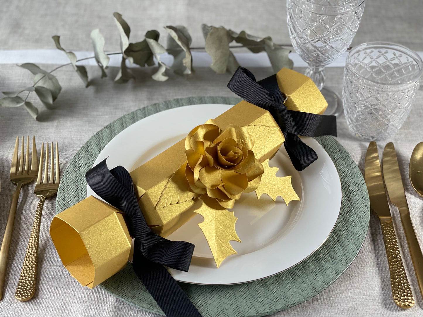 Box of 6 Luxury Christmas Cracker - Gold Rose