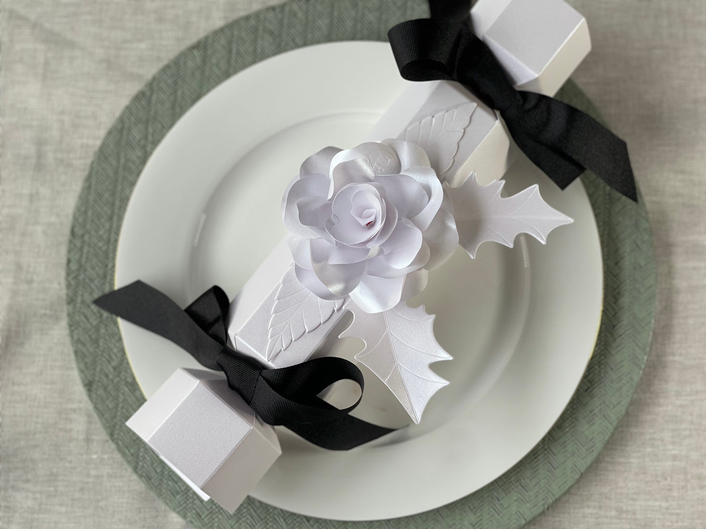 Box of 6 Luxury Christmas Cracker - White Rose