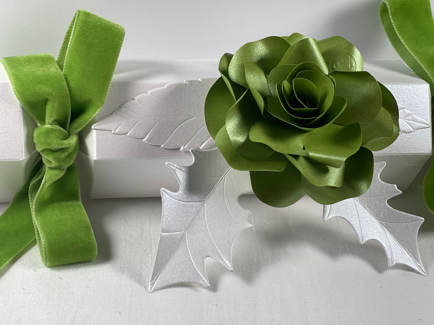 Box of 6 Luxury Christmas Cracker - Botanical Green Rose