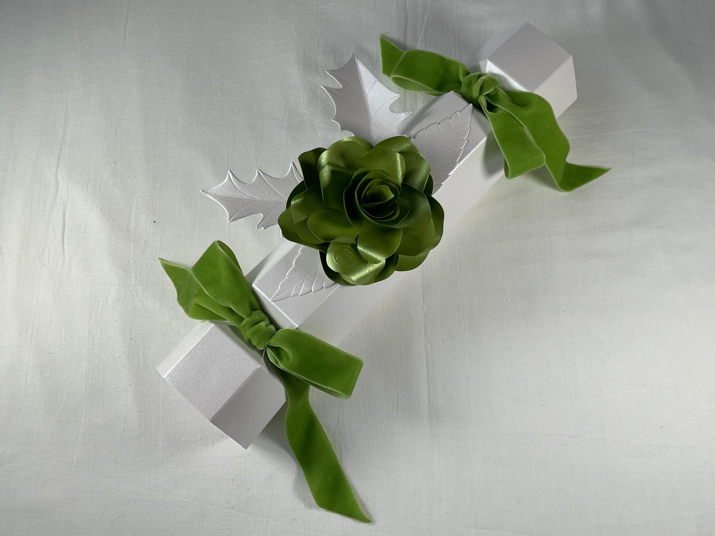 Box of 6 Luxury Christmas Cracker - Botanical Green Rose