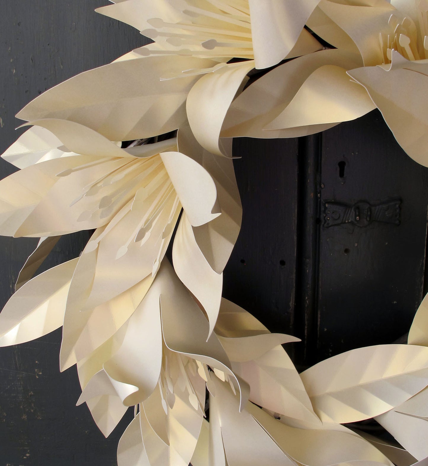 Outdoor Gold Amaryllis Wreath