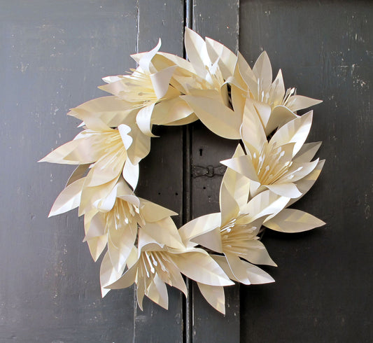 Outdoor Gold Amaryllis Wreath